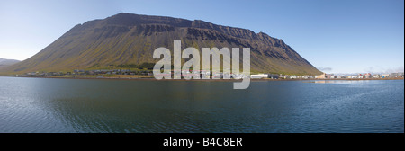 Die Stadt Isafjördur westlich von Island Stockfoto