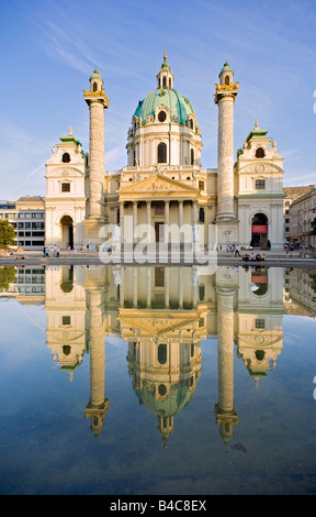 Foto von St. Charles Kathedrale in Wien mit seinem Spiegelbild in ein Wasserbecken. Stockfoto