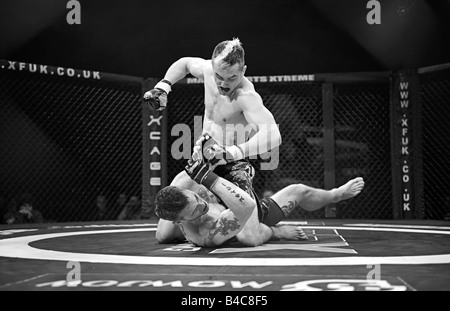 Käfig-Kämpfer in Aktion während eines Wettbewerbs Käfig Kriege in Brahead Arena in Glasgow MMA Kämpfer Mixed Martial Arts Kämpfer Stockfoto