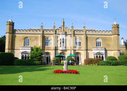 Ansicht der Abtei aus Gärten, Missenden Abbey, Great Missenden, Buckinghamshire, England, Vereinigtes Königreich Stockfoto