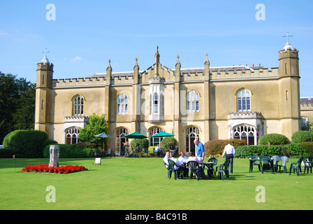 Ansicht der Abtei aus Gärten, Missenden Abbey, Great Missenden, Buckinghamshire, England, Vereinigtes Königreich Stockfoto