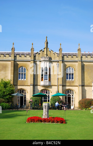 Ansicht der Abtei aus Gärten, Missenden Abbey, Great Missenden, Buckinghamshire, England, Vereinigtes Königreich Stockfoto