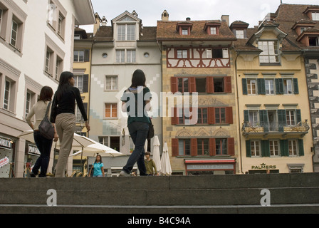 Touristen in Kormarktgasse Luzern Schweiz Stockfoto