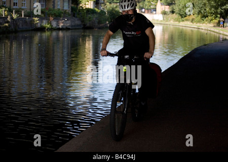 Jogger am Regents Kanal, East London Stockfoto