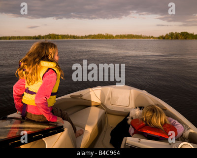 Mädchen auf einem Boot Stockfoto