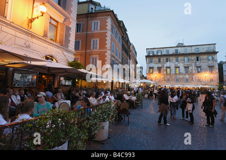 Gäste sitzen vor einer Bar am Abend Abend Trastevere Rom Italien Stockfoto