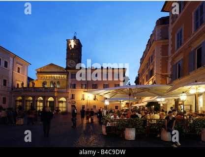 Gäste in einem Straßencafé Santa Maria in Trastevere Kirche im Hintergrund Rom Italien Stockfoto