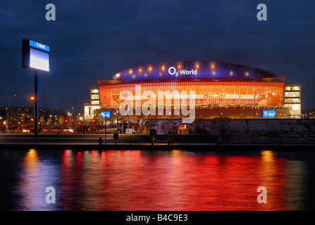 O2 World, mit Fluss Spree und East Side Gallery, O2-Arena der Anschutz Entertainment Group, Berlin Friedrichshain, Deutschland, Stockfoto