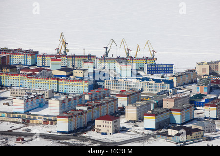 Bunte Mehrfamilienhäuser in Anadyr, Tschukotka Sibirien, Russland Stockfoto