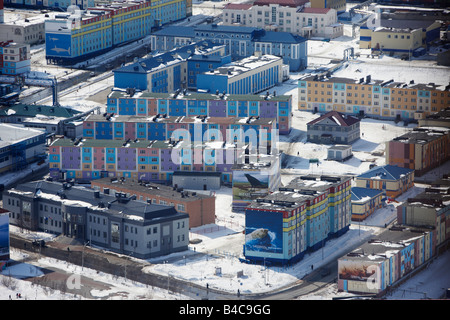 Bunte Mehrfamilienhäuser in Anadyr, Tschukotka Sibirien, Russland Stockfoto