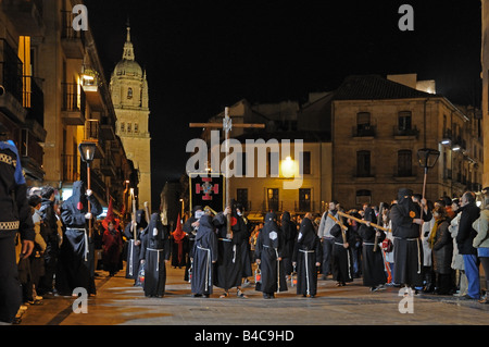 Nacht Zeit Semana Santa Karwoche Osterprozession auf Rua Mayor Salamanca Spanien Stockfoto