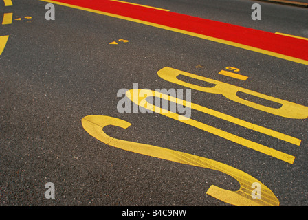 Bus-Schild an der Straße Stockfoto