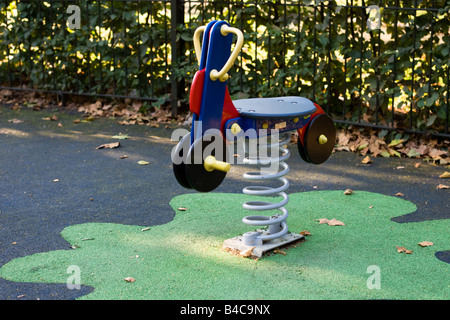 Frühling-Motorradfahrer in einen Kinderspielplatz Stockfoto