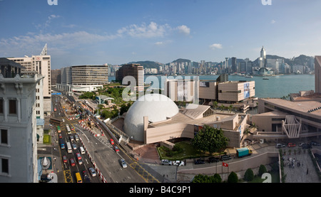 Blick auf den Hafen von Hongkong über Space Museum mit Blick auf Wan Chai Stockfoto