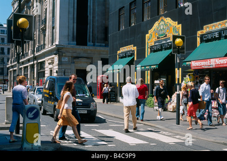 Großbritannien - London - Zebrastreifen - Menschen Kreuzung Straße am Zebrastreifen Stockfoto