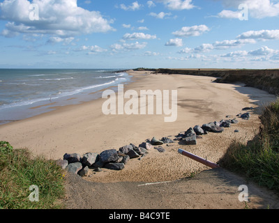 Strand, mit Felsen und die Küste mit Felsen am Meer defensive happisburgh Norfolk East Anglia England Großbritannien Stockfoto
