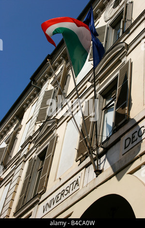 Italienischen und europäischen Flaggen wehten in Turin, Italien Via Po. Stockfoto