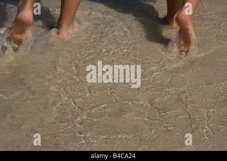 Menschen spielen im Meer in Dubai Stockfoto