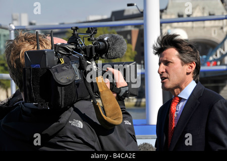 Herrn Seb Coe am TV Pressegespräch außerhalb von London City Hall Stockfoto