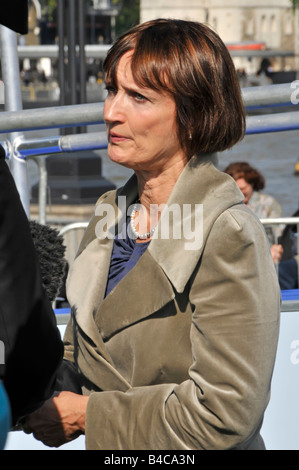 Porträt der Parlamentsabgeordneten von Tessa Jowell und Ministerin für die Olympischen Spiele in London bei einem TV-Presseinterview für die Veranstaltung 2012 vor dem City Hall London Southwark UK Stockfoto