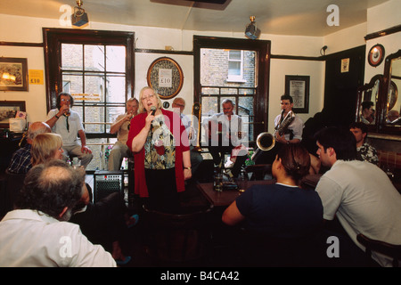 Großbritannien - London - Soho und Covent Garden district - Maybelone - Lampe et Flaq Pub - Jazz-Sängerin im Pub Stockfoto