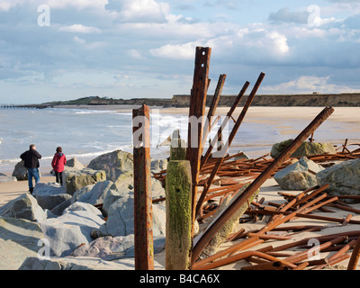 Meer Abwehr gebogen und durch Wellengang verdreht. Durch die Felsen am happisburgh Norfolk England geschützt Stockfoto