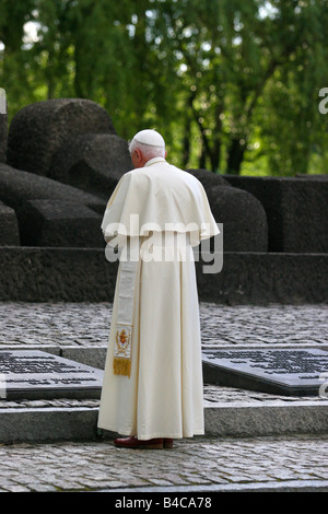 Deutschen Papst Benedict XVI. bei seinem Besuch in deutschen Nazi-Tod Lager Auschwitz-Birkenau, Oswiecim, Polen. Stockfoto