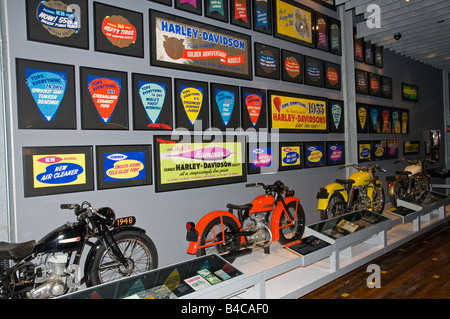 Vintage Hummer ausstellen / restauriert Harley-Davidson Motorräder auf dem Display an das Unternehmen Museum in Milwaukee, Wisconsin, USA Stockfoto