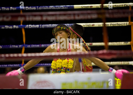 Die kniend Sequenz Wai Khru Ram Muay Thai Boxing Lumpinee Stadion Bangkok Thailand Stockfoto