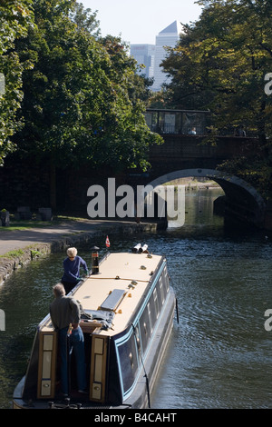 Ein Lastkahn auf einem Kanal in Londons End End Stockfoto