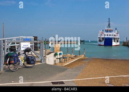 Ein Touring-Zyklus Yarmouth, Isle Of Wight, Lymington Fähre warten. Großbritannien England UK 2008 Stockfoto