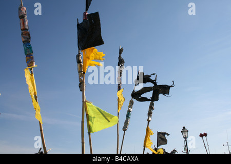 Hausmüll Recycling wie Angeln Indikatoren von Seefischer schwebt Stockfoto