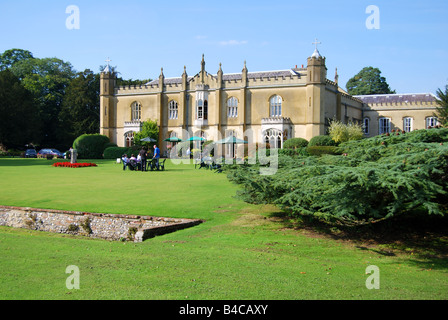 Ansicht der Abtei aus Gärten, Missenden Abbey, Great Missenden, Buckinghamshire, England, Vereinigtes Königreich Stockfoto