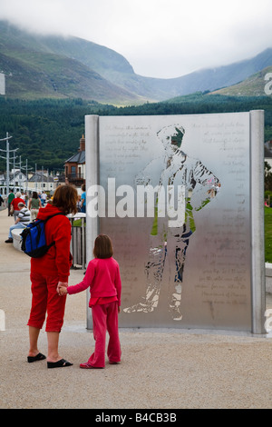 Skulptur mit Songwriter Percy Französisch an der Promenade in Newcastle, County Down, Nordirland Stockfoto