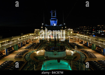 Nacht auf dem Pooldeck auf der Celebrity Cruises MV Mercury Stockfoto