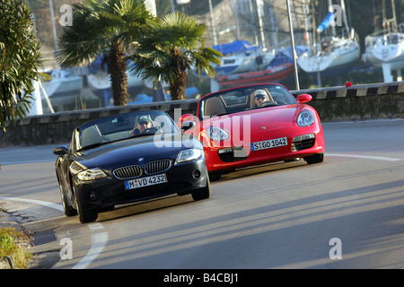 Auto, BMW Z4 3.0i, Modelljahr 2004-, dunkel blau/schwarz, Porsche Boxster Cabrio, Jahr der Bau 2005-rot, fahren, Diag Stockfoto