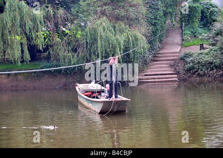 Hand gezogen Seil Fähre über Wye River Symonds Yat Herefordshire, England Stockfoto