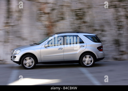 Auto, Mercedes ML 500, Modelljahr 2005-silver cross Country Fahrzeug fahren, Seitenansicht, Landstraße, Fotograf: Hans Diet Stockfoto