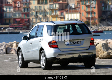 Auto, Mercedes ML 500, Modelljahr 2005-Silber, Langlauf Fahrzeug stehend, Wahrung, diagonal von der Rückseite, hintere Ansicht, p Stockfoto