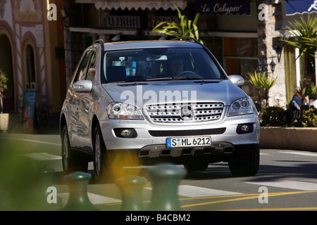 Auto, Mercedes ML 500, Modelljahr 2005-Silber, Langlauf-Fahrzeug, fahren, schräg von vorne, Vorderansicht, Stadt, pho Stockfoto