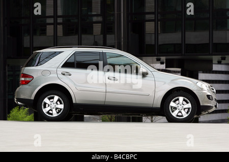 Auto, Mercedes ML 500, Modelljahr 2005-Silber, cross Country Fahrzeug, stehend, aufrechterhalten, Seite, Ansicht, Stadt, Fotograf: Hans Stockfoto