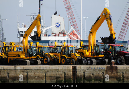 Schweren Maschinenpark auf dem Kai an der Southampton Docks in England Stockfoto