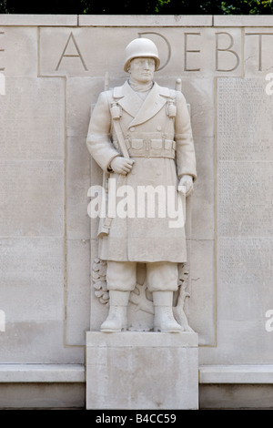 Steinmauer und geschnitzten Soldat der amerikanischen Friedhof Denkmal Gelände Krieg Museum nr Madingley Cambridge Stockfoto