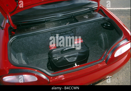 Auto, MG MGTF, Cabrio, Modell Jahr 2002-, rot, Blick ins Boot, Technik/ Zubehör, Zubehör Stockfotografie - Alamy