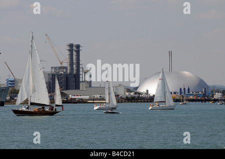 Southampton Water Segeln und Industrie England UK die silbernen Kuppel bei Marchwood von Veolia Environmental Services ERF Stockfoto