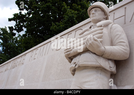 Steinmauer und geschnitzten Soldat der amerikanischen Friedhof Denkmal Gelände Krieg Museum nr Madingley Cambridge Stockfoto