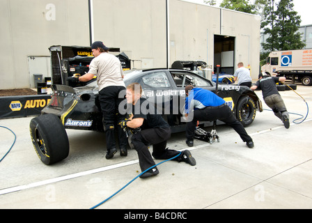 Boxencrew in Motion blur im Reifen Änderung Training auf einem NASCAR Rennwagen bei Michael Waltrip Raceworld USA Stockfoto