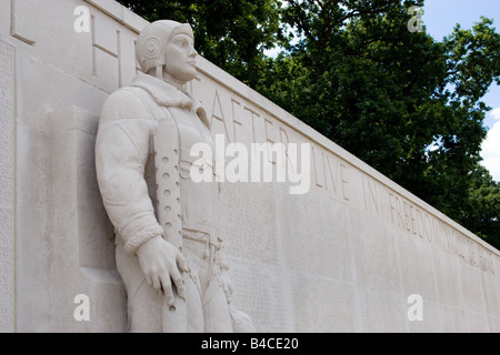 Steinmauer und geschnitzten Soldat der amerikanischen Friedhof Denkmal Gelände Krieg Museum nr Madingley Cambridge Stockfoto