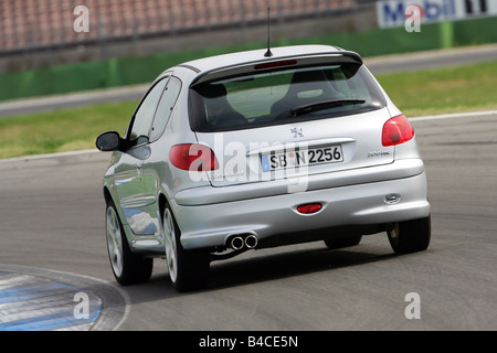 Auto, Peugeot 206 RC, Modelljahr 2005-Silber, klein ca., Limousine, fahren, diagonal von der Rückseite, hintere Ansicht Teststrecke Stockfoto