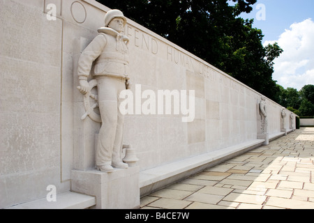 Steinmauer und geschnitzten Soldat im amerikanischen Friedhof Denkmal Gelände Krieg Museum nr Madingley Cambridge Stockfoto